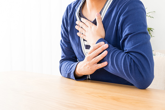 胸をおさえる女性