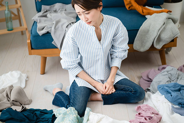 片付けられなくて困っている女性