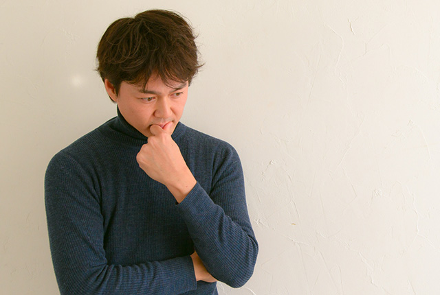 考え事をしている男性